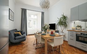 Comfortable And Cosy Apt A Few Steps From Dancing House And Naplavka Dance